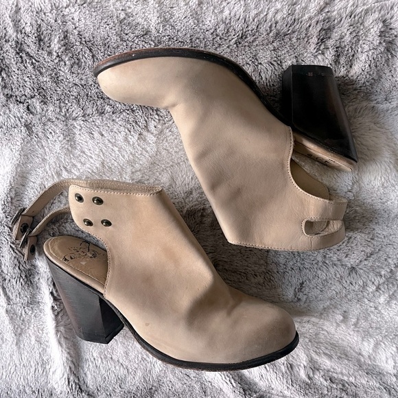 Smoke Bootie in Beige
Freebird by Steven
Color:Beige - Picture 2 of 11